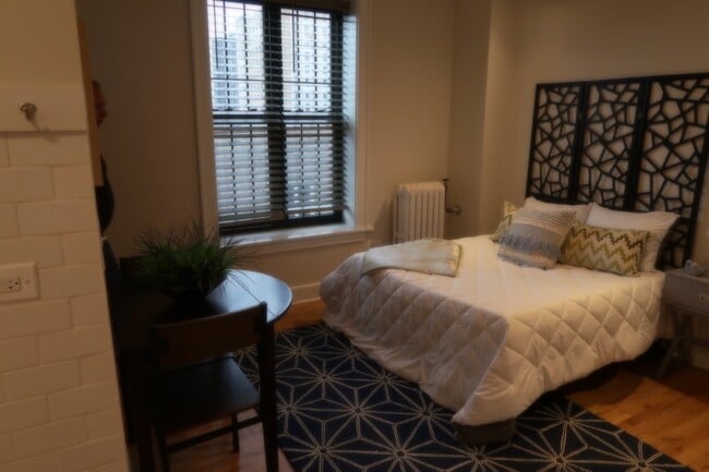 Building Photo - 4526 N Sheridan Rd