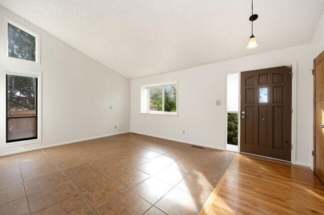 Foto del edificio - 2215 Derby Hill Dr