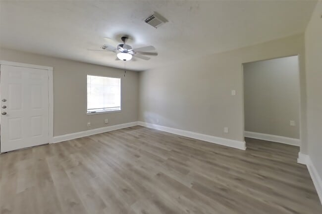 Building Photo - 4427 Oakside Dr