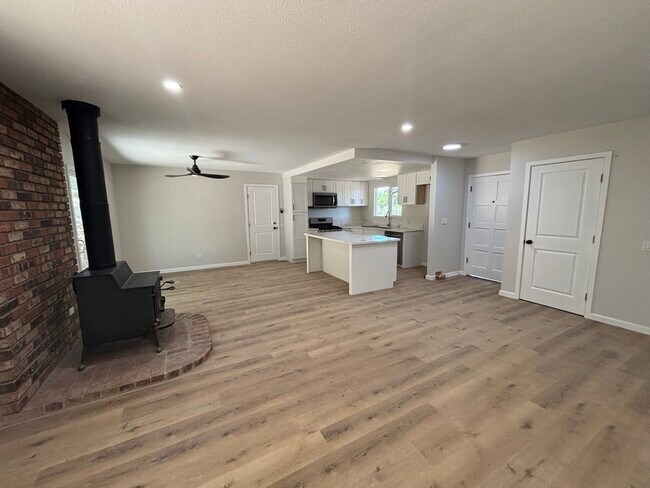 Foto del edificio - 4064 Chestnut Ln