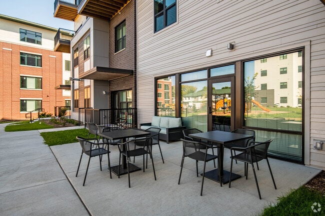 Área común del patio - The Oscar Family Apartments