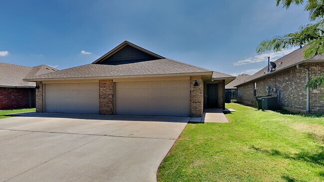 Foto del edificio - 2 Bedroom 2 Bath Duplex Close To Tinker AFB