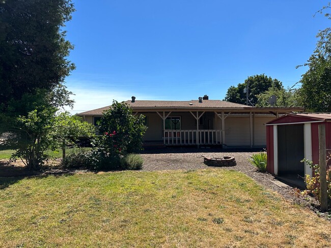 Building Photo - 4 bedroom, 1 bath Country Home for rent!