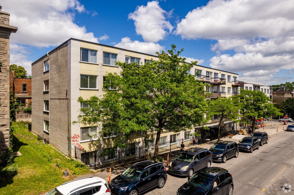 Building Photo - 4055 Boul Décarie
