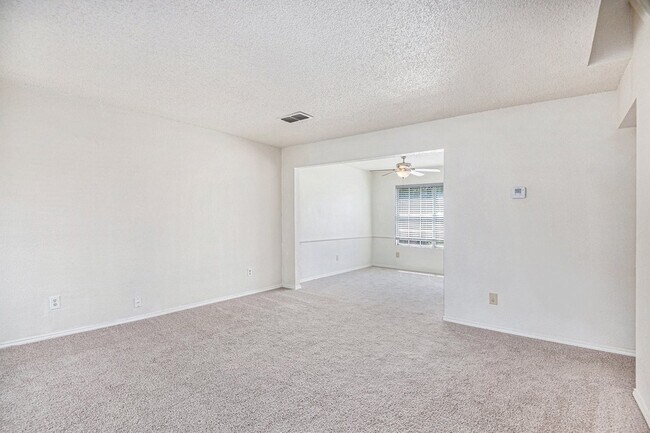 Foto del edificio - 8201 Cloverglen Ln