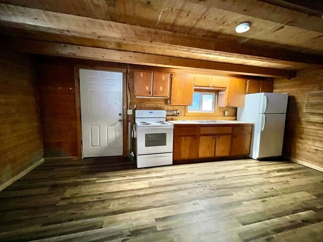 Building Photo - dry cabin off Sheep Creek / Pet friendly