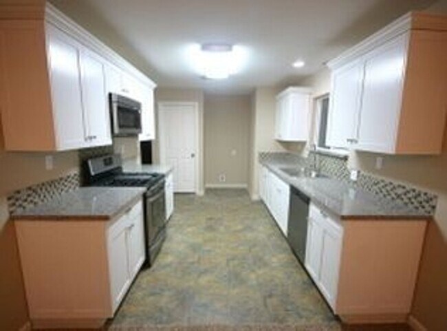Building Photo - Large 3 Bedroom Home In Enterprise Area