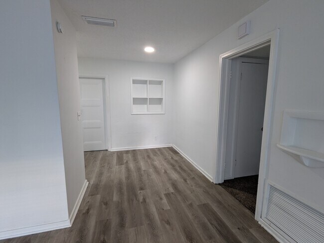 Foto del edificio - 2211 Tegner Dr