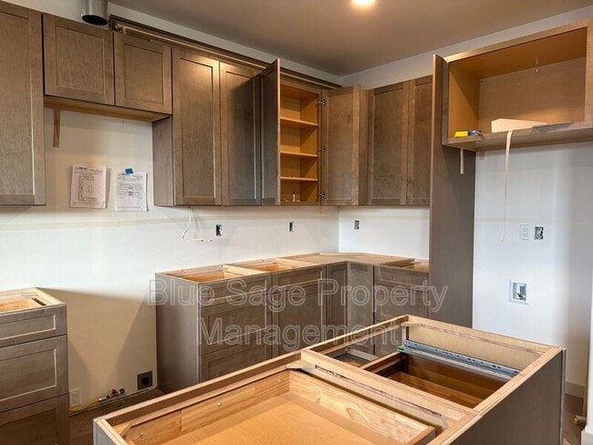 Building Photo - 865 W Hendrickson Rd