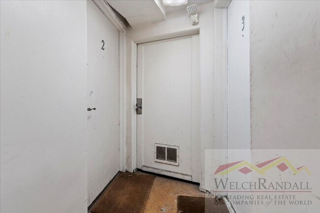 Foto del edificio - Javid Properties Triplex