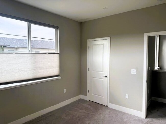 Building Photo - Modern Tri-Level Townhome in Prime Hayward...