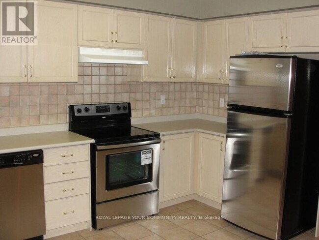 Building Photo - 9063 Yonge St