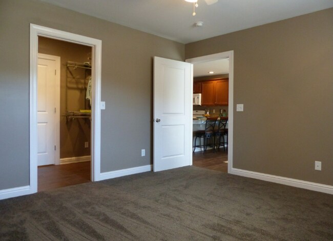 Foto del edificio - 1616 Spring Valley Dr
