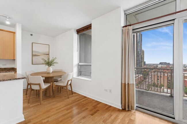 Foto del edificio - 330 W Grand Ave