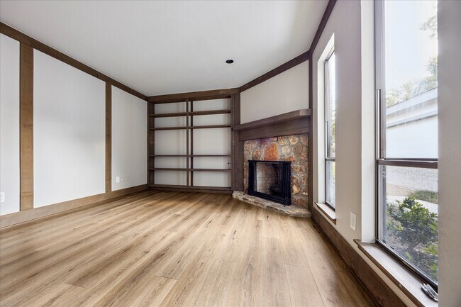 Foto del edificio - 1305 Spring Oaks Cir