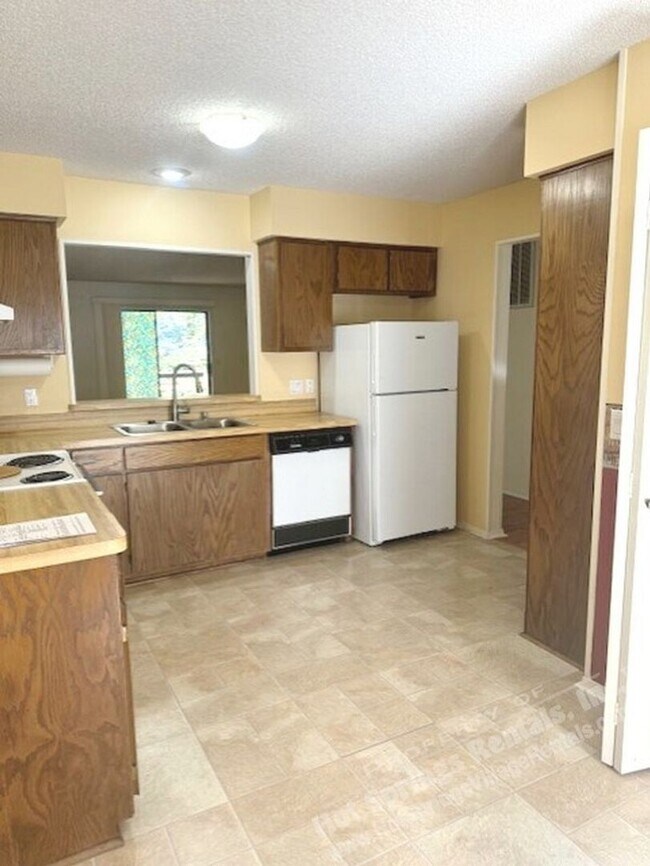 Foto del edificio - LaCoruna Courts | Townhome | Unfurnished