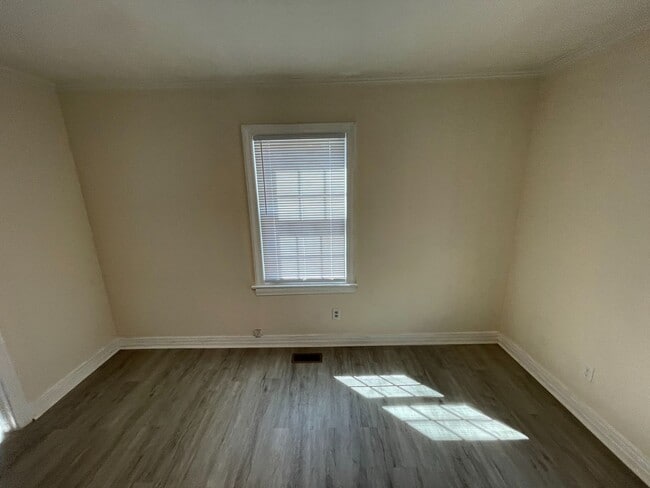 Building Photo - 2 Bedroom House - Available late August