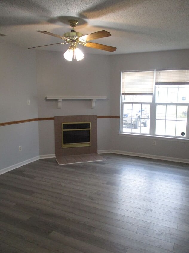 Building Photo - Pleasant two bedroom one and a half bath town home. Close to schools, Camp Lejeune, area beaches,...