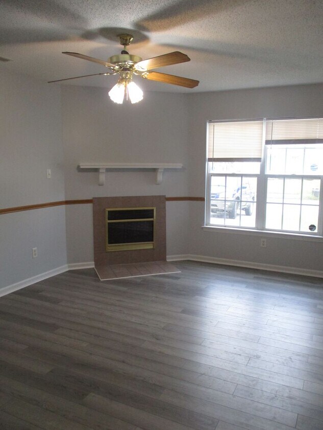 Foto del edificio - Pleasant two bedroom one and a half bath town home. Close to schools, Camp Lejeune, area beaches,...
