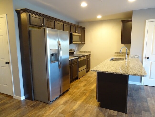 Building Photo - 229 Lakeside Xing