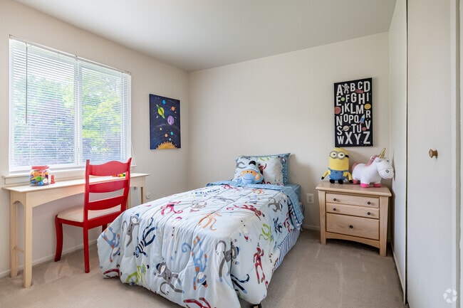 3 habitaciones, 1 baño - 1050 pies cuadrados - Segundo dormitorio - The Hamptons of Brownstown Apartments