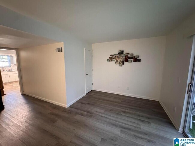Foto del edificio - 858858 Beacon Pkwy E