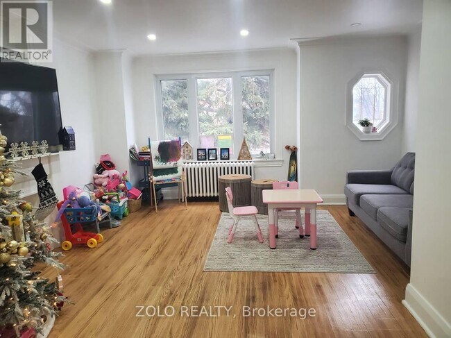 Photo du bâtiment - 344 Northcliffe Blvd