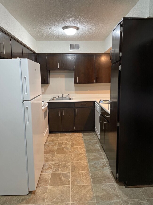 Building Photo - 433 N Bluegrass Dr