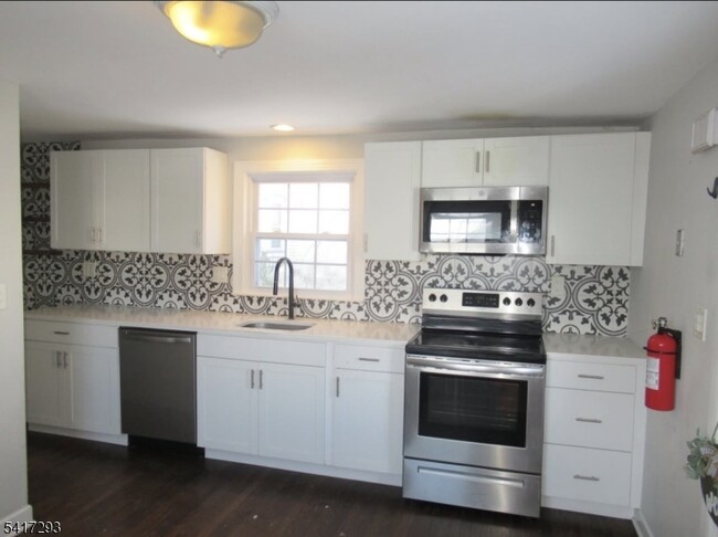 Building Photo - 3 W Fairview Ave