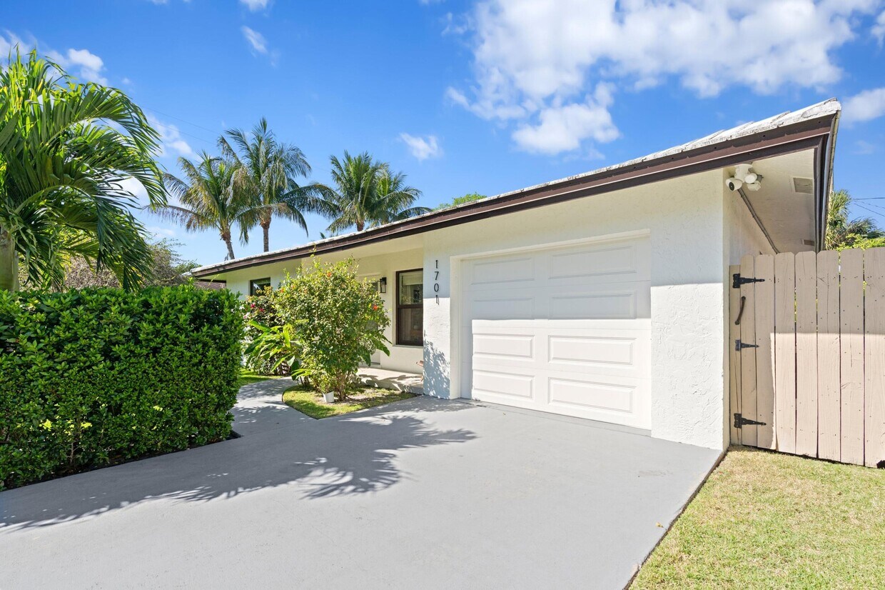 Primary Photo - 1701 N Ocean Breeze