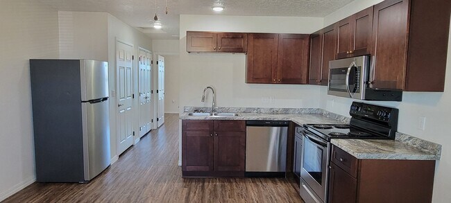Foto del edificio - NEW LUXURY ONE BEDROOM APARTMENT UNFURNISHED