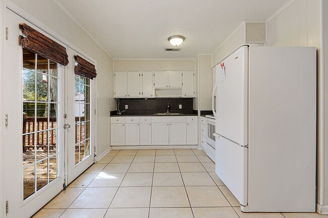 Foto del edificio - Spacious and Convenient Location! 3 Bedroom, 1.5 Bathroom off of Siegen and Perkins!