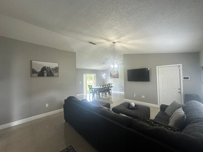 Building Photo - 37 Sawfish Ct