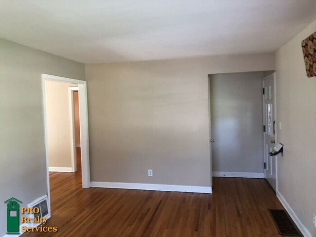 Building Photo - 3 Bedroom Home with Large Fenced in Yard