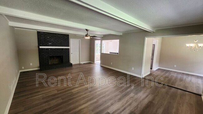 Foto del edificio - 1007 Strawberry Ln