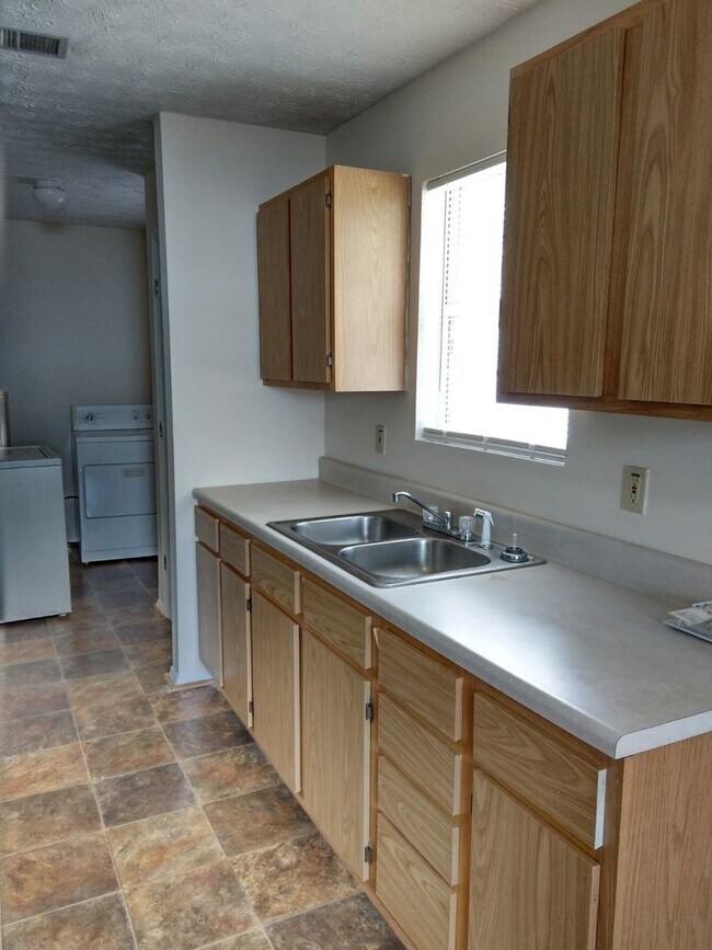 Foto del edificio - Move In Ready 3 Bedroom 2 Full Bath Home! ...