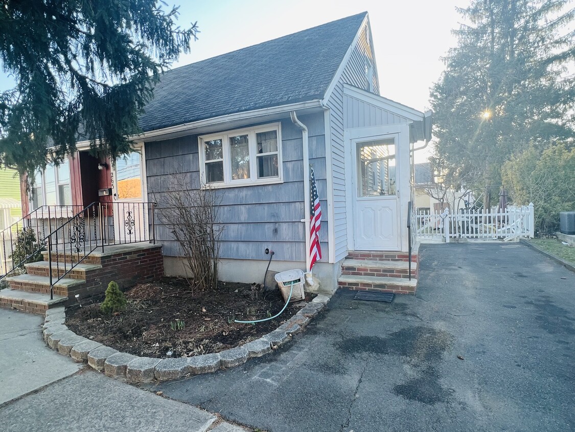 FRONT - 263 Richmond Ave