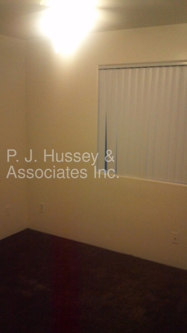 Building Photo - 3 BD 1 BA Single level  Duplex $975