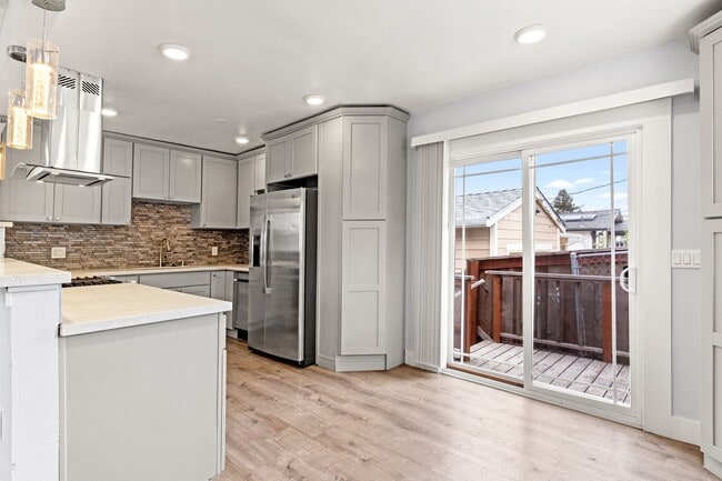 Building Photo - Freshly Remodeled 4 Bedroom Duplex Unit Lo...