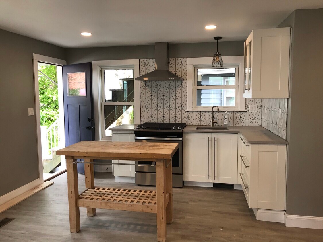 Unit 1- Kitchen - 6 Quirk Ct