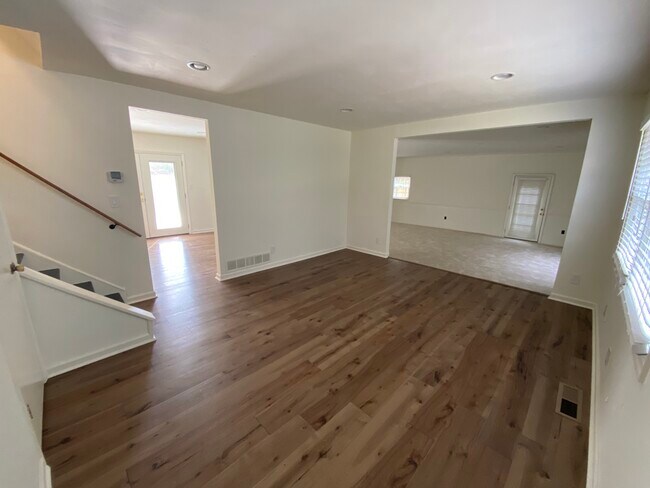 Gran vestíbulo abierto, comedor u oficina. - 114 Woodglen Dr