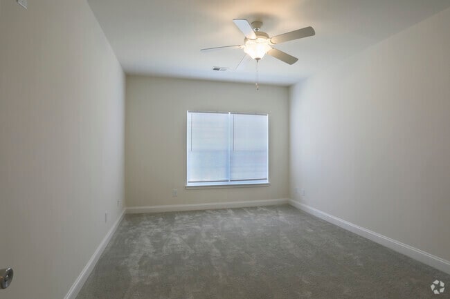 1BR, 1BA - Alder - Bedroom - Grand Oaks of Spartanburg