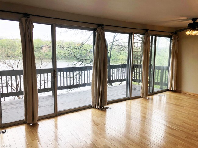 Building Photo - 1 br, 1 bath  - 5509 E Lake Dr Apt C
