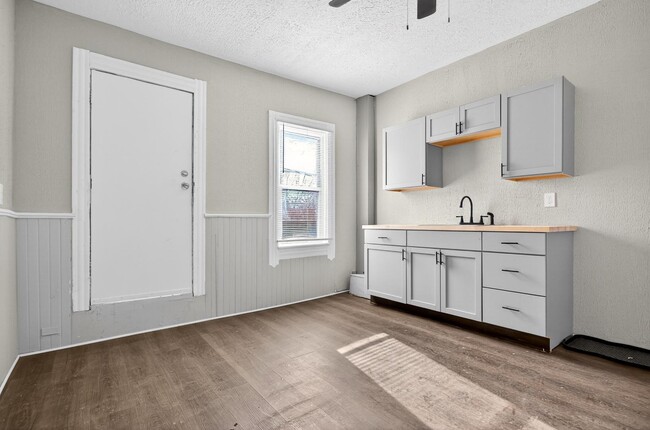 Foto del edificio - 3356 W 44th St