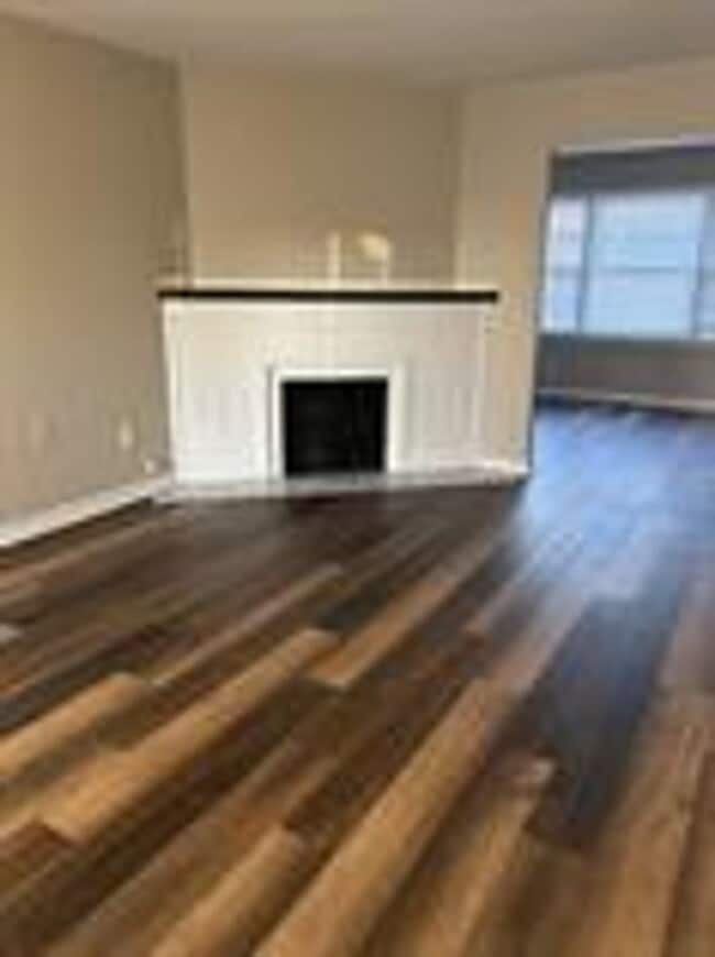 Building Photo - Now Leasing at 636 S. Pinecrest!