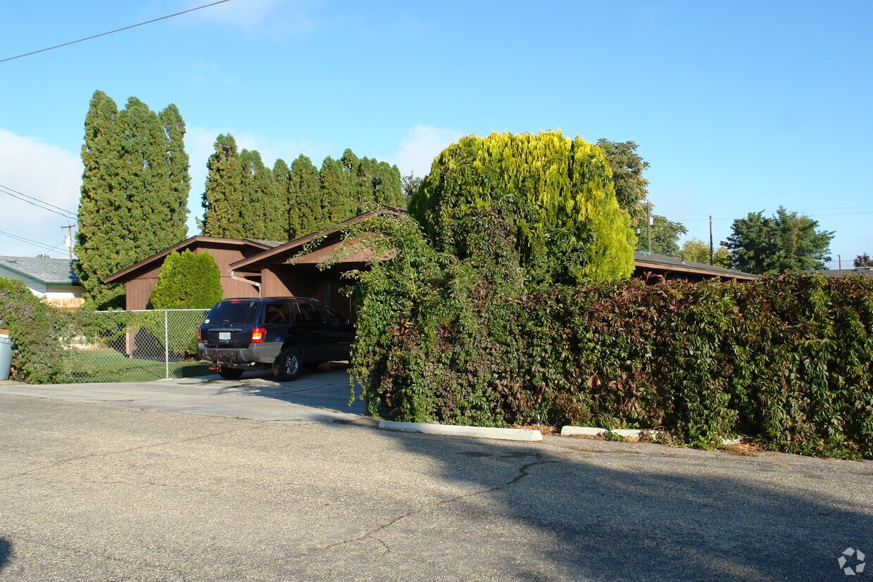 Building Photo - 129 Davis Ave