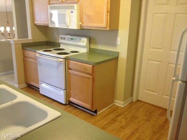 Building Photo - 16805 Carriage Way