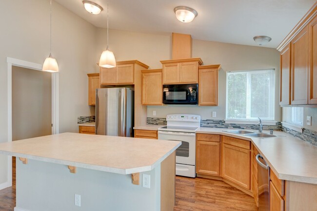Building Photo - 3 Bedroom/2 bath with garage in country se...