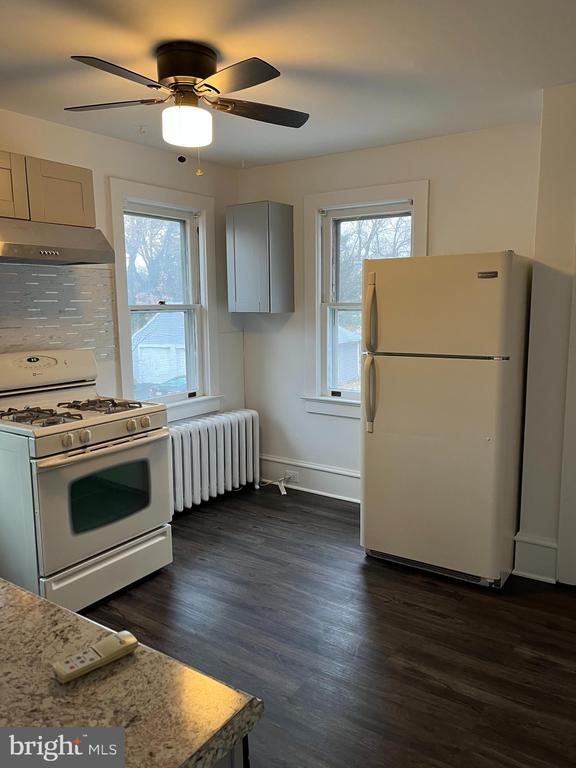 Building Photo - 29 10th Ave