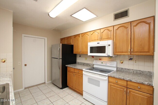 Building Photo - 16854 N Meadow Park Dr